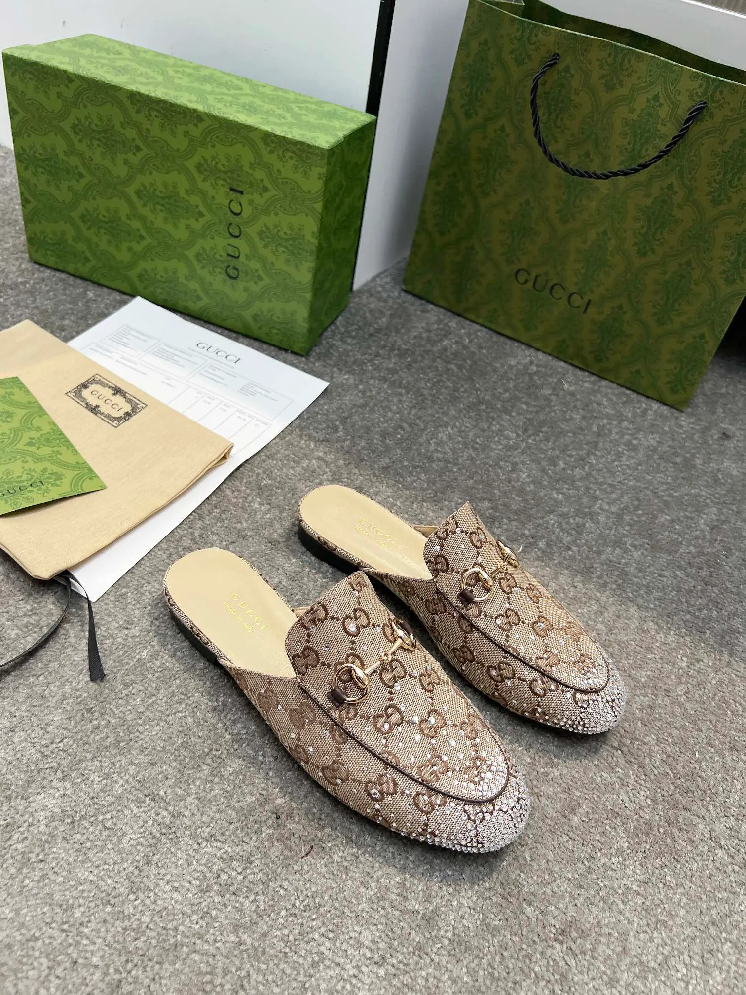 👟👟Ex-factory price 380👟👟 Genuine leather sole +50 Original quality guccisummer's latest limited edition slippers, top quality, purchased genuine development original special hot diamond process classic double G presbyopic inner sheepskin with Italian original board material and craftsmanship are the same as the original! Code number: 35-42,